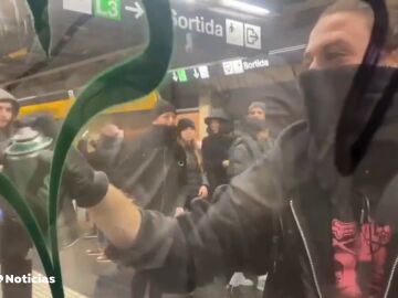 El ataque vandálico de unas 70 personas en el metro en Barcelona