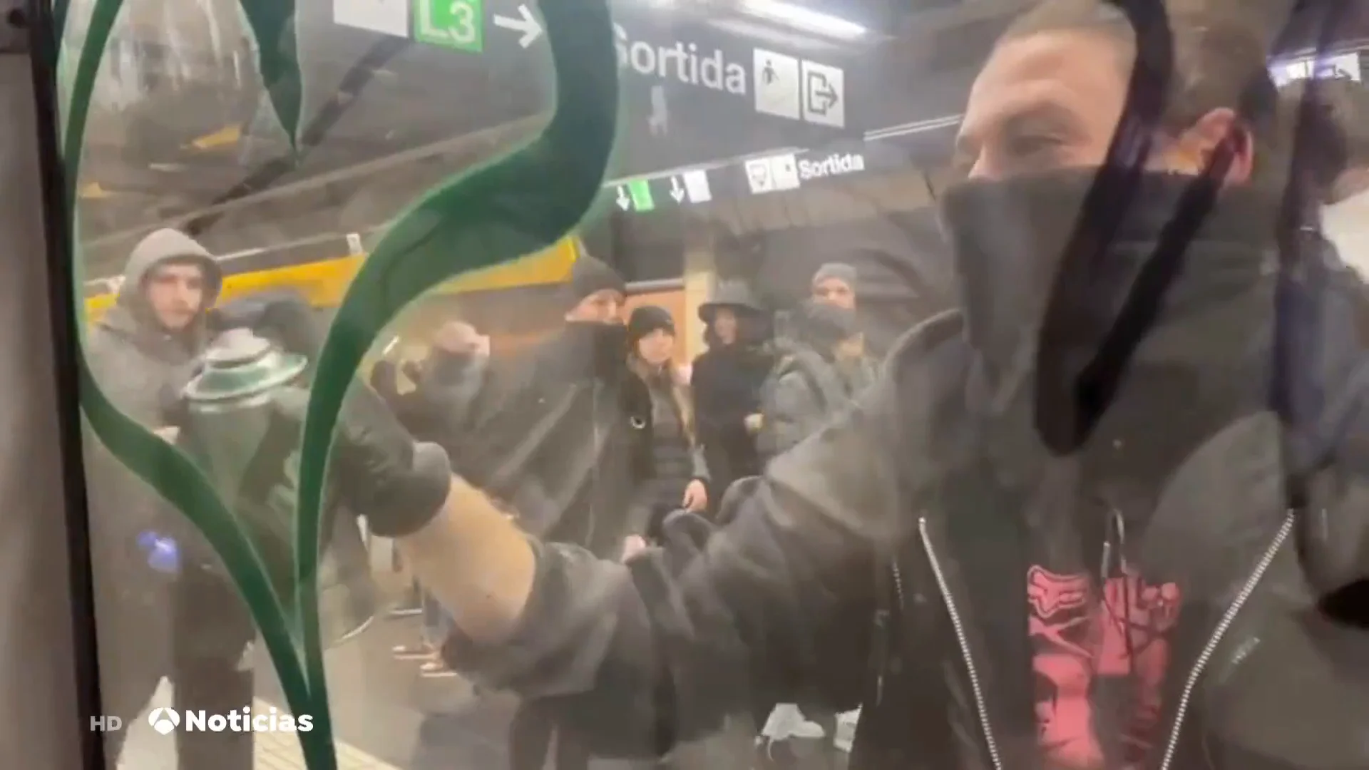El ataque vand&aacute;lico de unas 70 personas en el metro en Barcelona