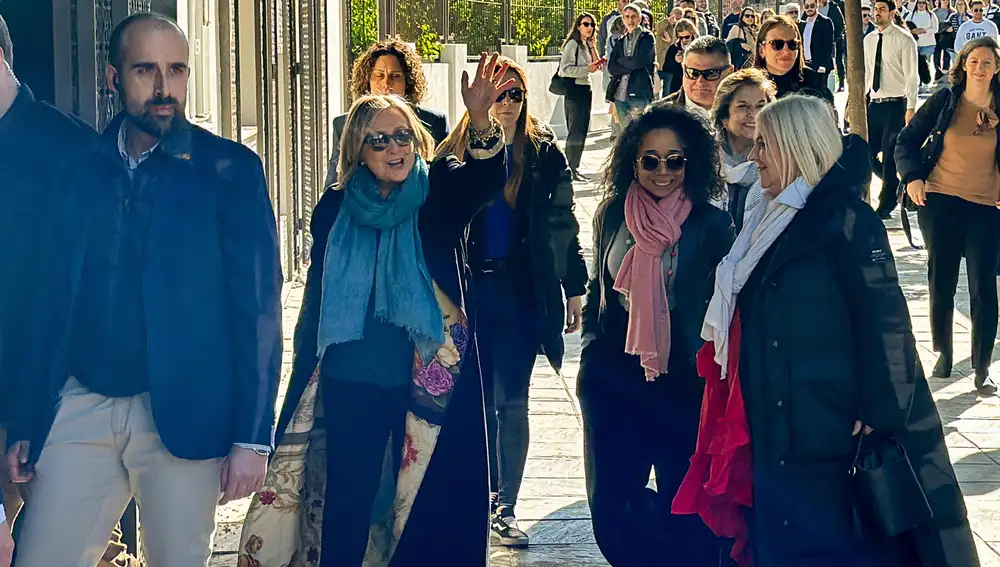 Hillary Clinton paseando por Sevilla