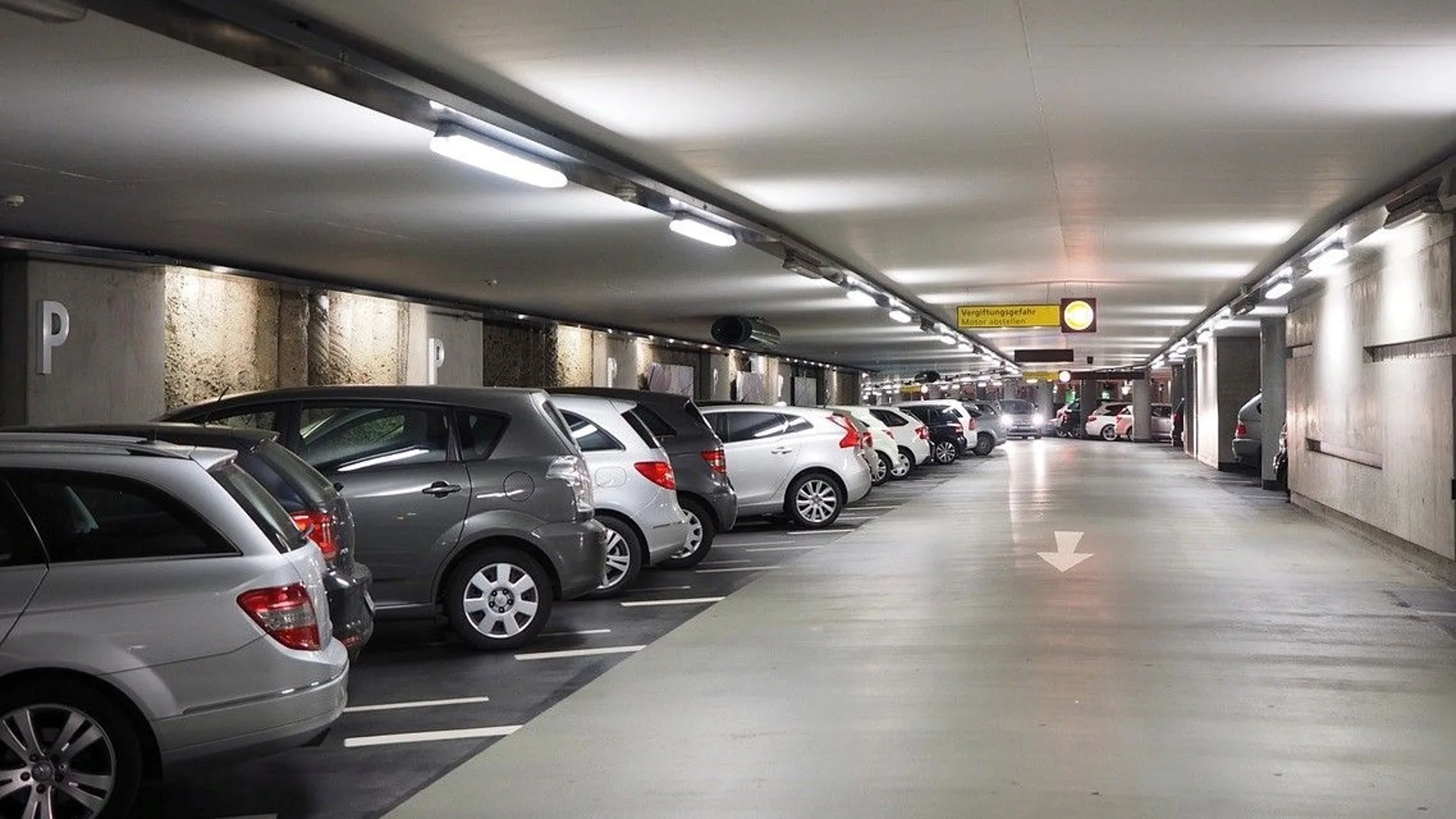 Imagen de un parking de coches Imagen de un parking de coches