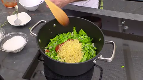 Añade el tomate concentrado y el orzo Añade el tomate concentrado y el orzo