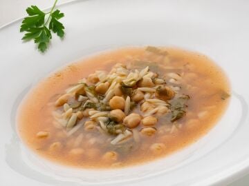 La receta de Karlos Arguiñano: "En este tiempo no hay nada mejor que una sopa de garbanzos"