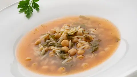 La receta de Karlos Arguiñano: "En este tiempo no hay nada mejor que una sopa de garbanzos" La receta de Karlos Arguiñano: "En este tiempo no hay nada mejor que una sopa de garbanzos"