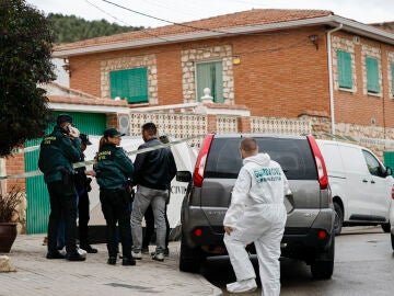  Miembros de la Guardia Civil trabajan en el lugar donde se han hallado los cuerpos de tres hermanos