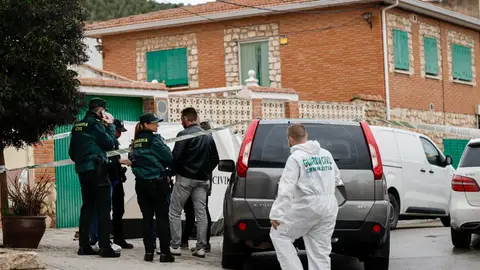 Miembros de la Guardia Civil trabajan en el lugar donde se han hallado los cuerpos de tres hermanos Miembros de la Guardia Civil trabajan en el lugar donde se han hallado los cuerpos de tres hermanos
