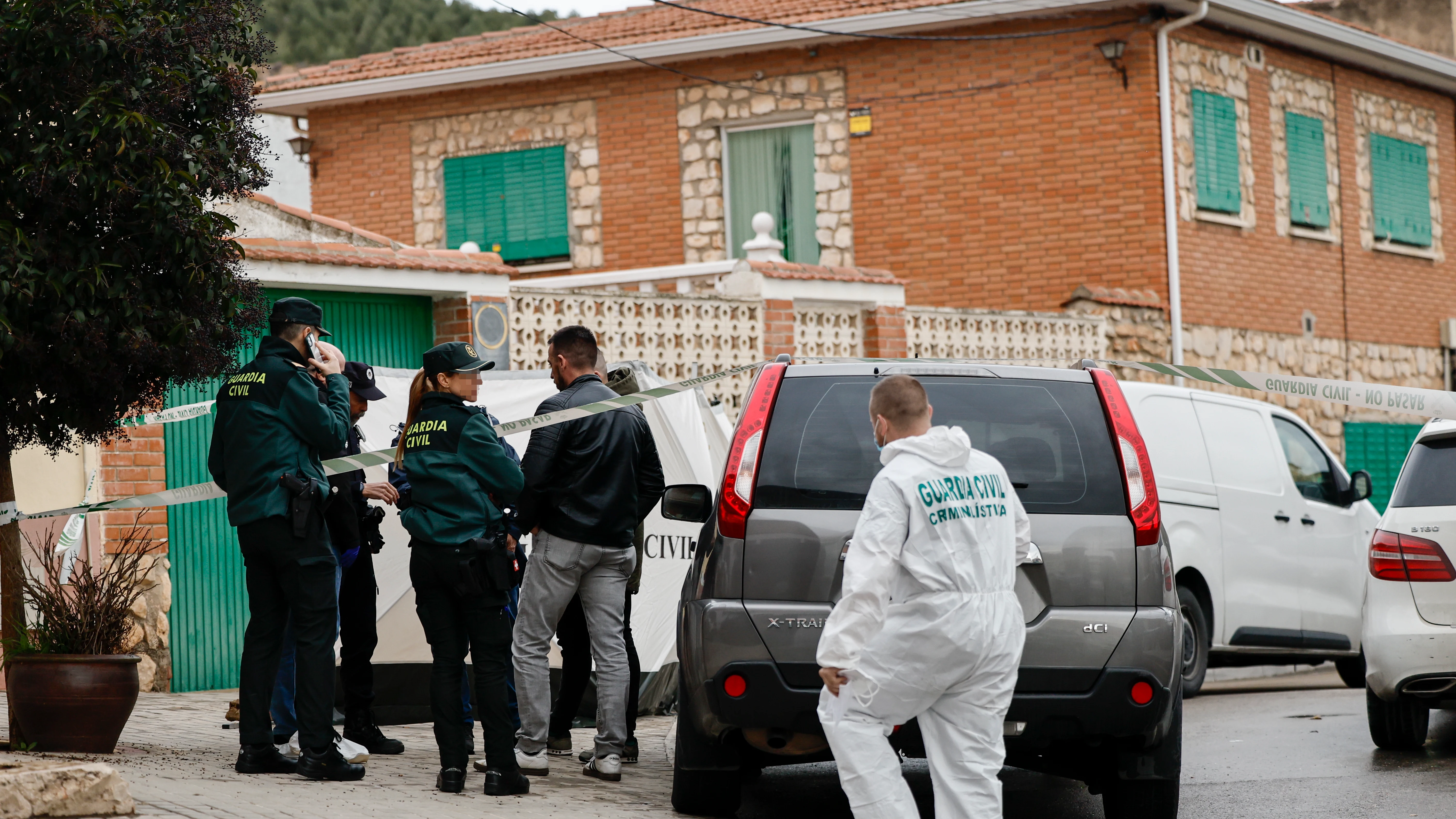 Miembros de la Guardia Civil trabajan en el lugar donde se han hallado los cuerpos de tres hermanos Miembros de la Guardia Civil trabajan en el lugar donde se han hallado los cuerpos de tres hermanos