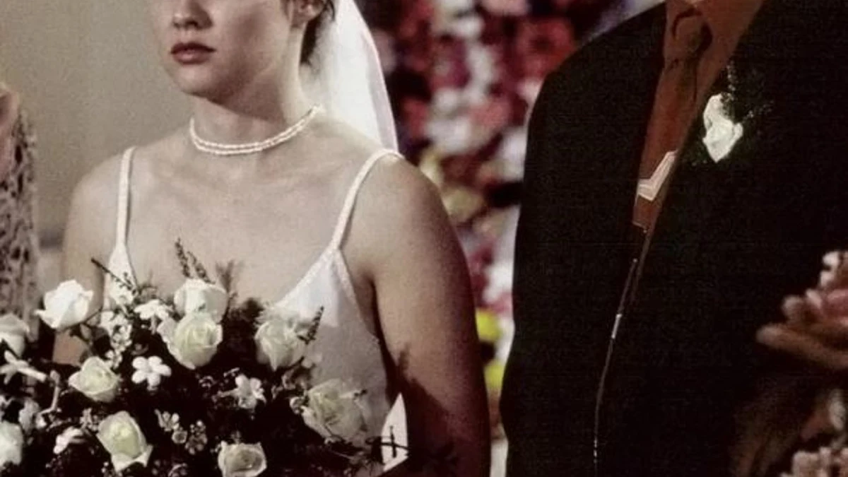 Shannen Doherty y David Gail en Sensaci&oacute;n de Vivir como Brenda Walsh y Stuart Carson