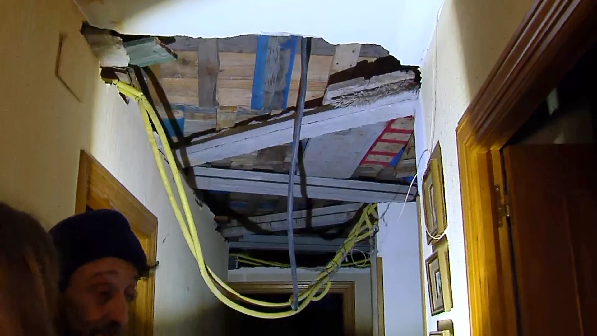 Las obras de un vecino provocan derrumbes y filtraciones de agua dentro de sus casas: "No tiene compasión" Las obras de un vecino provocan derrumbes y filtraciones de agua dentro de sus casas: "No tiene compasión"
