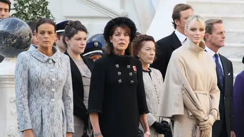 La princesa Estefanía, la princesa Carolina y Charlene de Mónaco en 2011 La princesa Estefanía, la princesa Carolina y Charlene de Mónaco en 2011