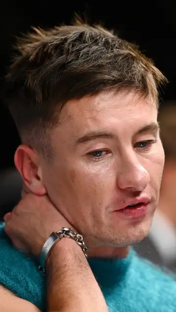 Barry Keoghan y brazalete en honor a su madre Barry Keoghan y brazalete en honor a su madre