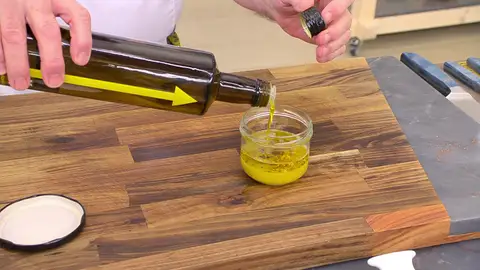 Aliña las ensaladas con la vinagreta Aliña las ensaladas con la vinagreta