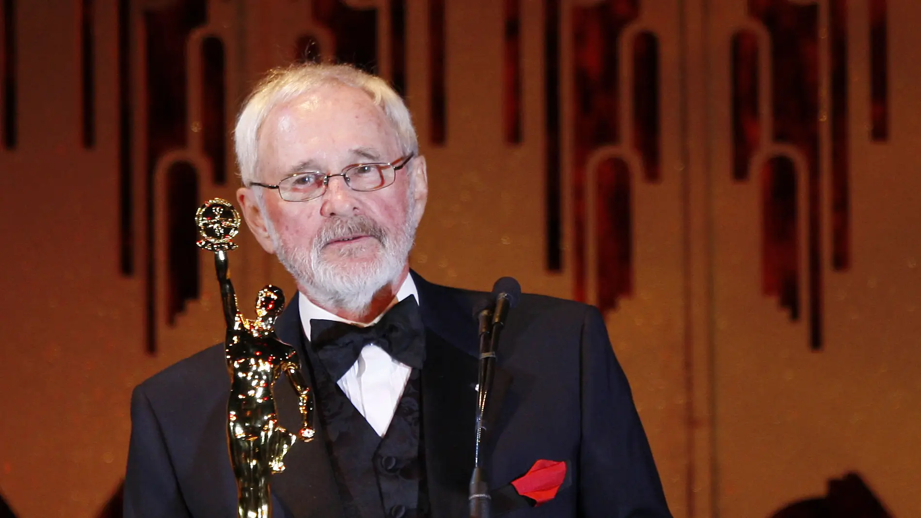 El director Norman Jewison recibiendo el Golden Eddie