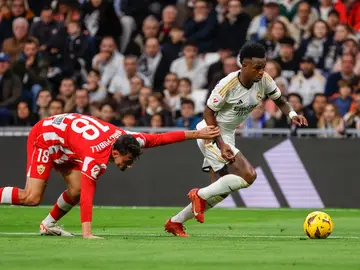 Vinicius se va de un rival en el Real Madrid - Almería (3-2) Vinicius se va de un rival en el Real Madrid - Almería (3-2)