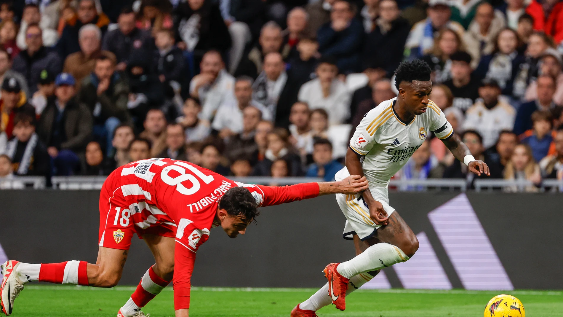 Vinicius se va de un rival en el Real Madrid - Almería (3-2)