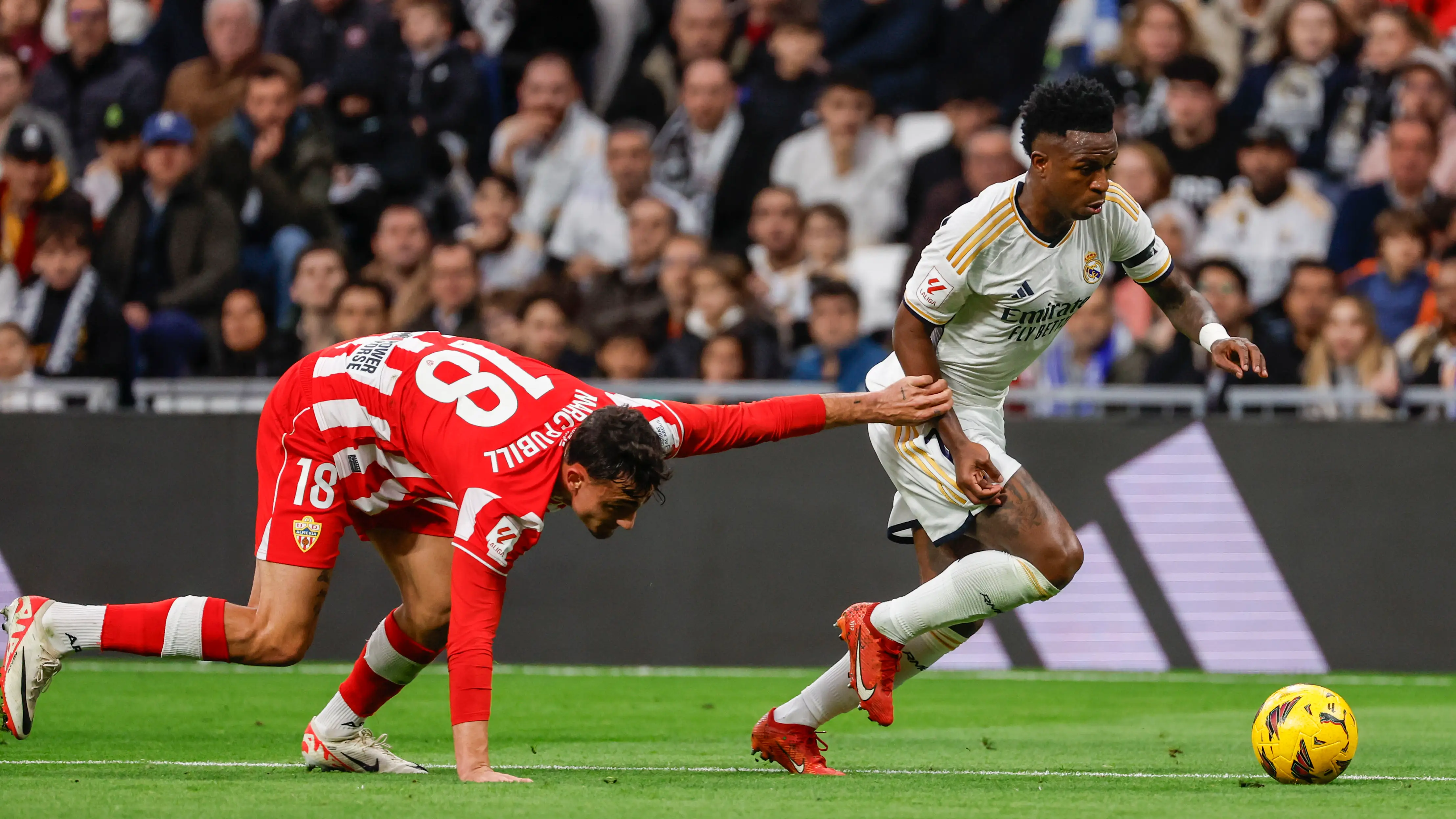 Vinicius se va de un rival en el Real Madrid - Almería (3-2) Vinicius se va de un rival en el Real Madrid - Almería (3-2)