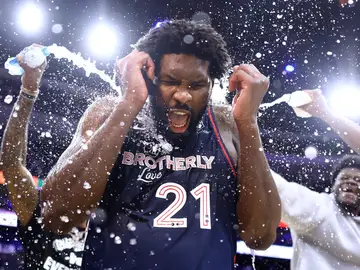 Joel Embiid celebra sus 70 puntos ante los Spurs con sus compañeros de equipo Joel Embiid celebra sus 70 puntos ante los Spurs con sus compañeros de equipo