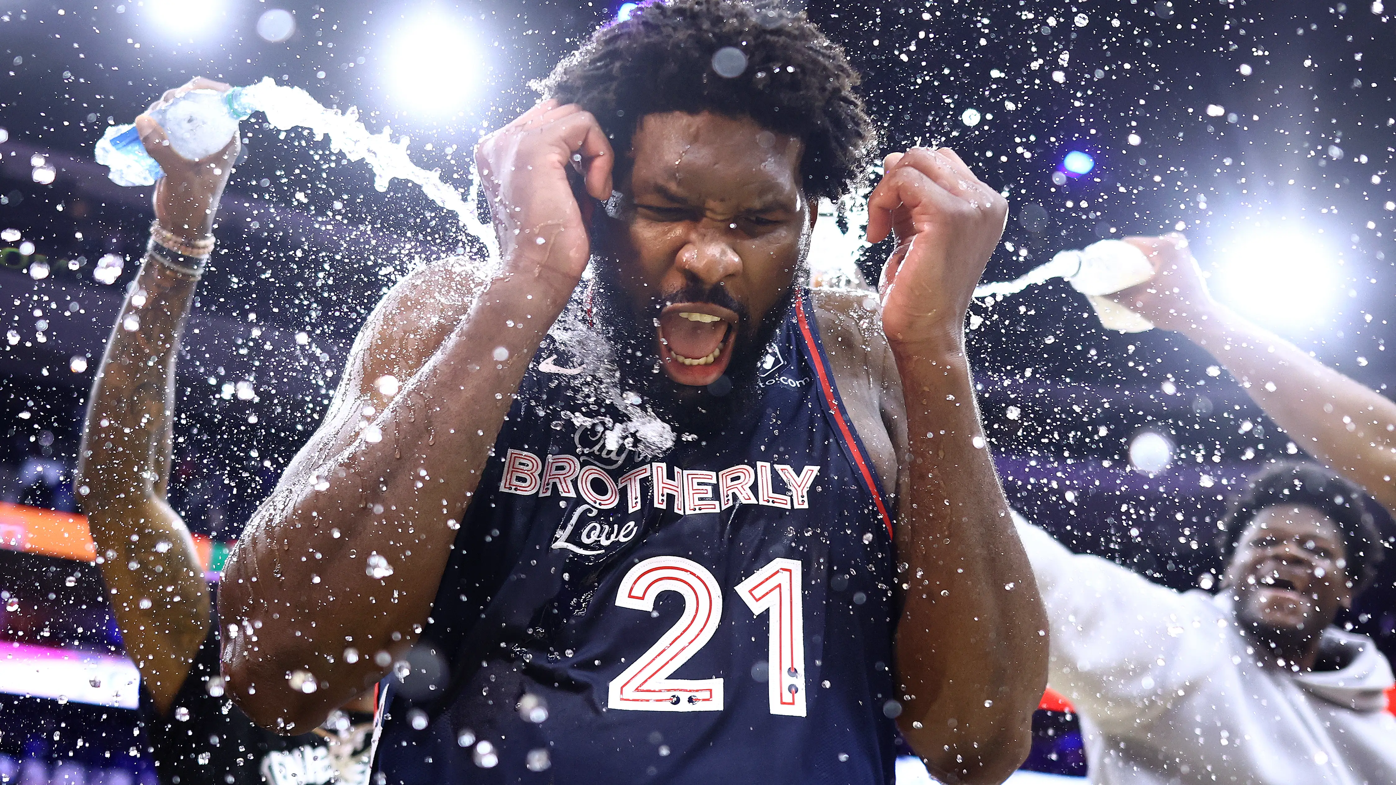 Joel Embiid celebra sus 70 puntos ante los Spurs con sus compañeros de equipo Joel Embiid celebra sus 70 puntos ante los Spurs con sus compañeros de equipo