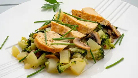 Pechuga de pollo con hortalizas salteadas, de Arguiñano: "Una receta muy interesante" Pechuga de pollo con hortalizas salteadas, de Arguiñano: "Una receta muy interesante"
