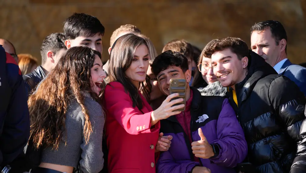 El selfie de Letizia con los jóvenes