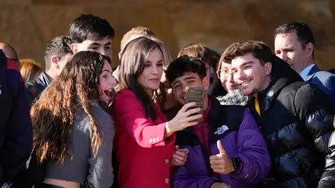 El selfie de Letizia con los jóvenes El selfie de Letizia con los jóvenes