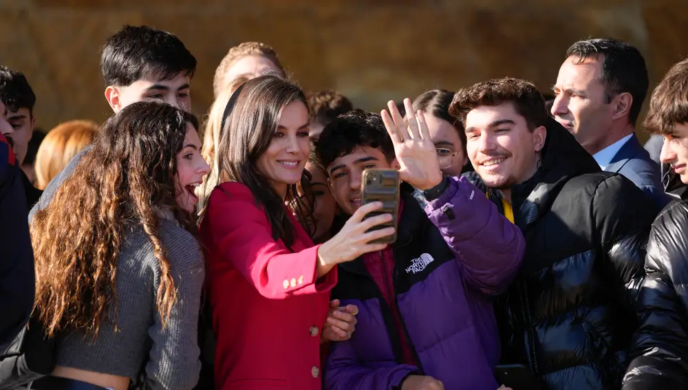 La reina Letizia se hace selfies con el móvil de un joven