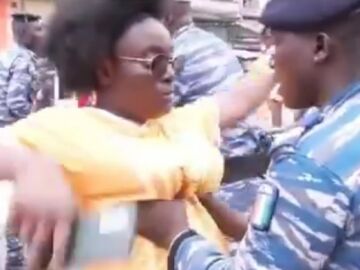 Imagen de un militar cacheando a una mujer en la Copa África