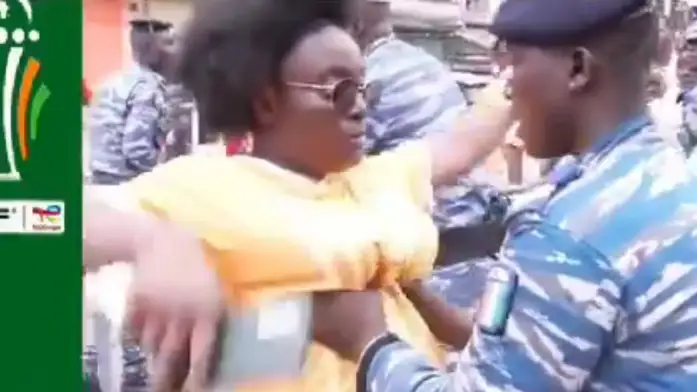 Imagen de un militar cacheando a una mujer en la Copa África Imagen de un militar cacheando a una mujer en la Copa África