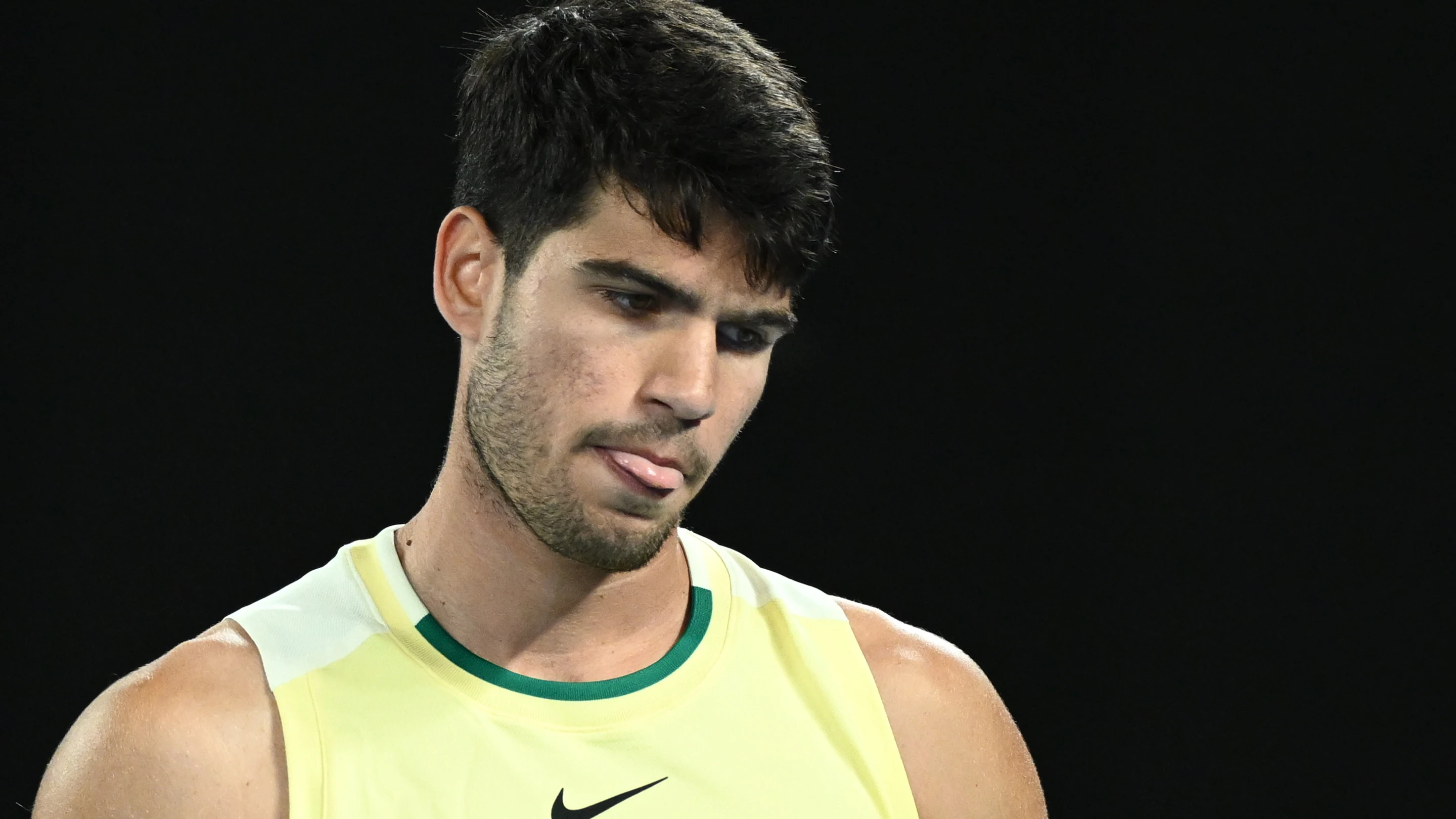 Carlos Alcaraz, contrariado en el partido ante Alexander Zverev en el Open de Australia