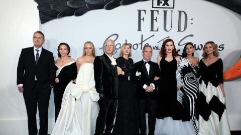 Jon Robin Baitz, Diane Lane, Chloe Sevigny, Ryan Murphy, Naomi Watts, Tom Hollander, Molly Ringwald, Demi Moore y Calista Flockhart en la premiere de Feud: Capote VS. The Swans en Nueva York