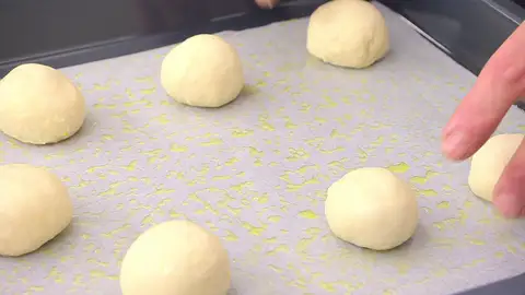 Forma bolitas y colócalas sobre la bandeja Forma bolitas y colócalas sobre la bandeja