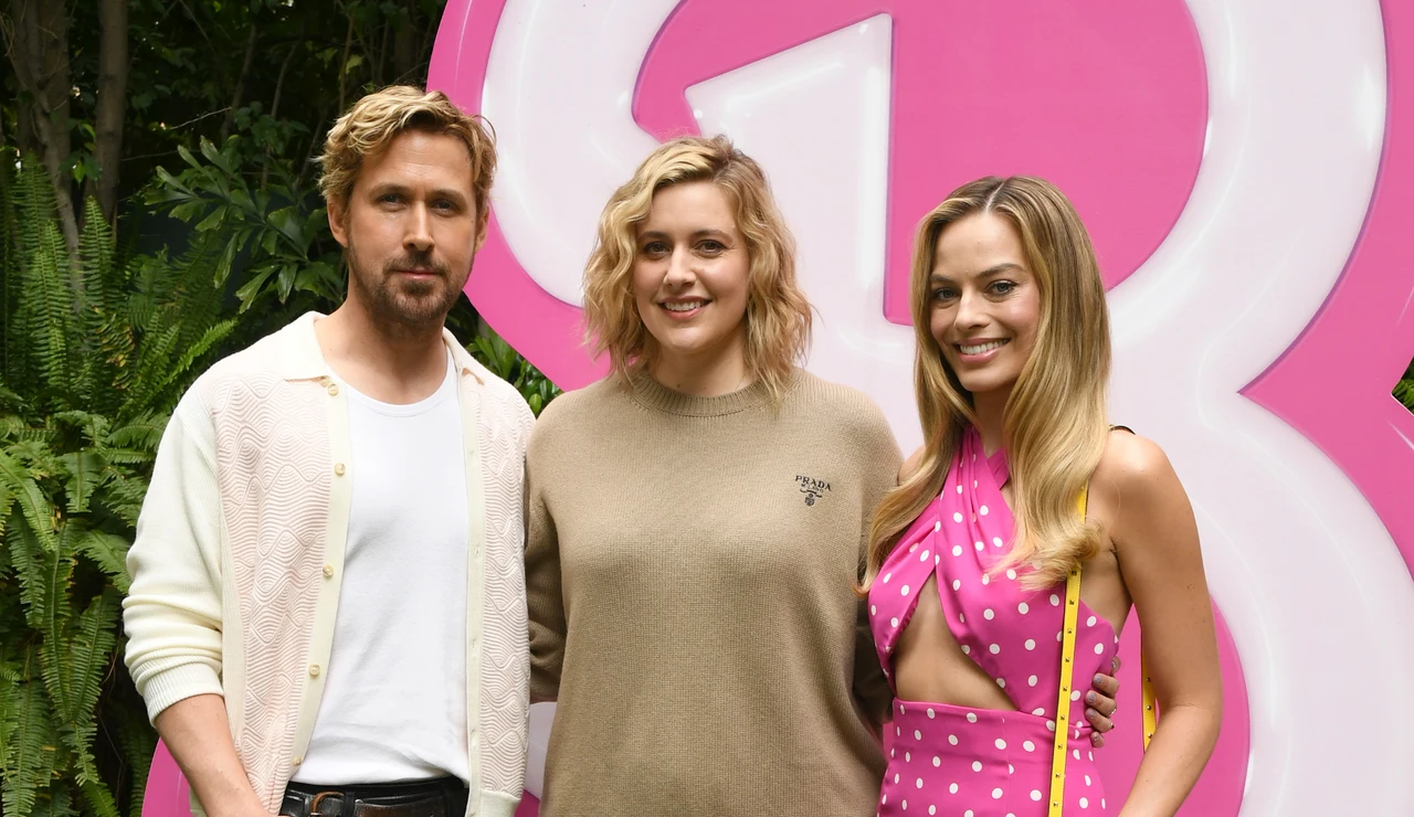 Ryan Gosling, Greta Gerwig y Margot Robbie atendiendo a la prensa en el junket de Barbie en Los Angeles