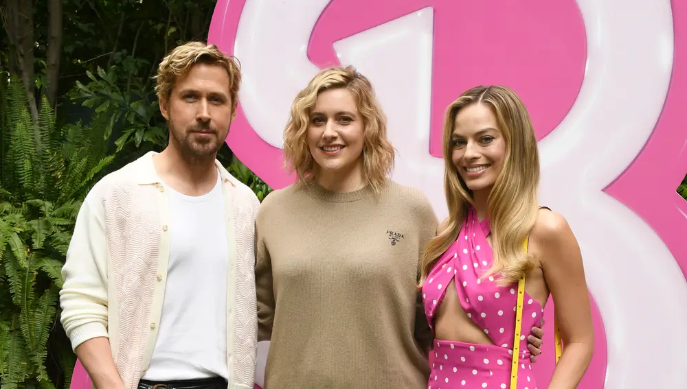 Ryan Gosling, Greta Gerwig y Margot Robbie atendiendo a la prensa en el junket de Barbie en Los Angeles 