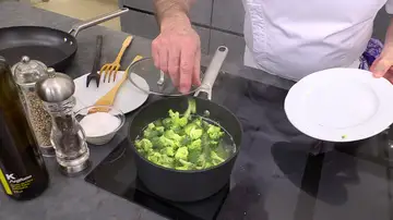 Suelta el brócoli en ramilletes, incorpóralos y cuécelos