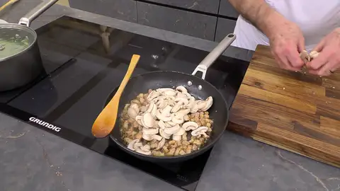 Corta la panceta en daditos, agrégala y saltéala brevemente Corta la panceta en daditos, agrégala y saltéala brevemente