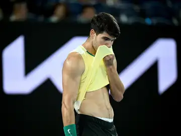Carlos Alcaraz, decepcionado durante su partido ante Zverev en el Open de Australia Carlos Alcaraz, decepcionado durante su partido ante Zverev en el Open de Australia