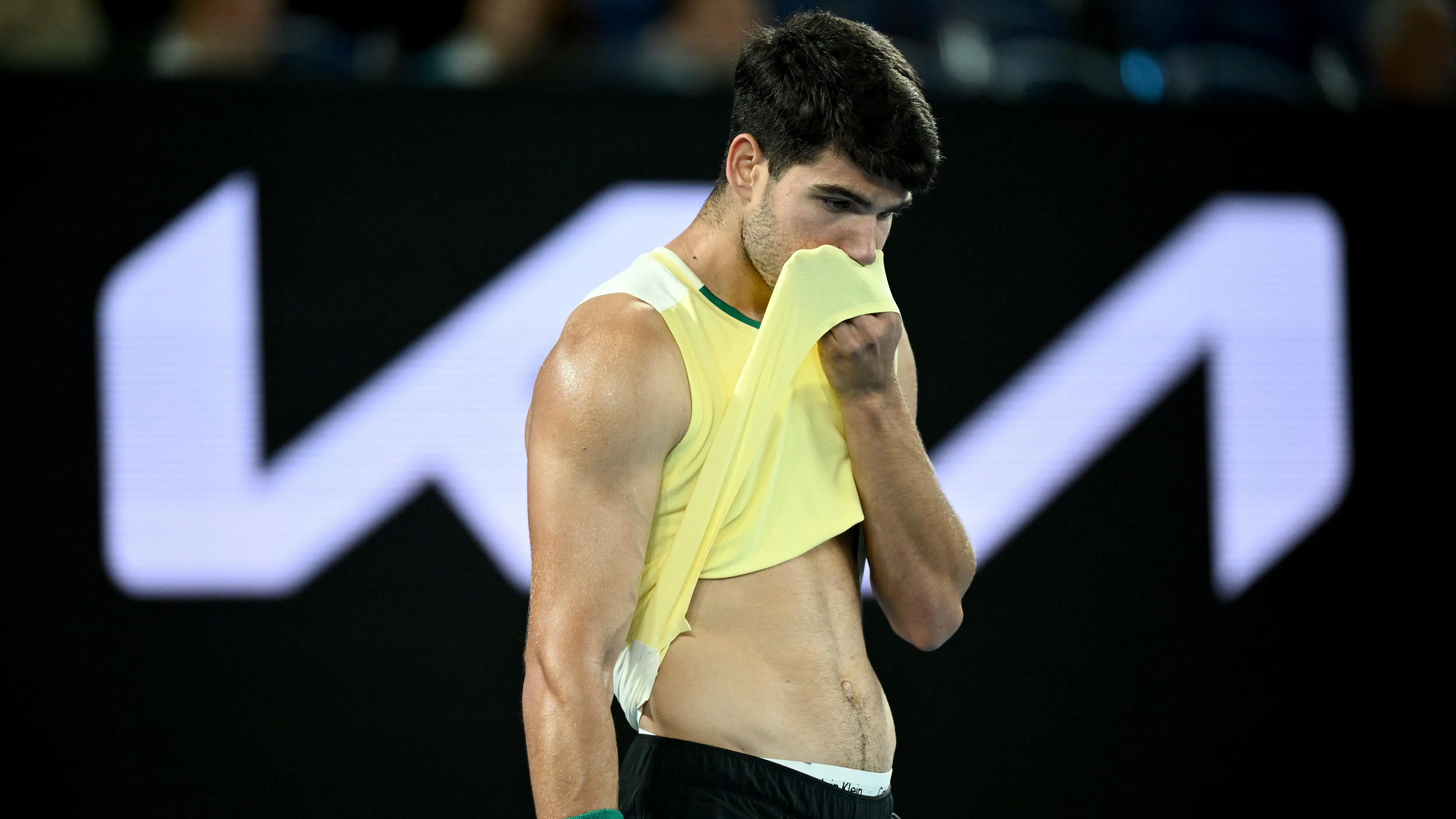Carlos Alcaraz, decepcionado durante su partido ante Zverev en el Open de Australia