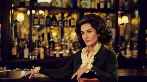Demi Moore como Ann Woodward en la serie de Ryan Murphy Feud: Capotes VS. The Swans Demi Moore como Ann Woodward en la serie de Ryan Murphy Feud: Capotes VS. The Swans