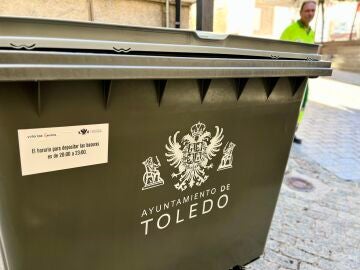 Imagen de archivo de contenedor de basura en Toledo