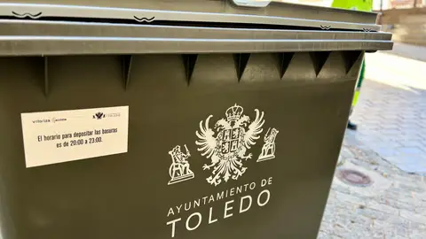 Imagen de archivo de contenedor de basura en Toledo