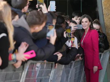 Letizia se hace selfies con los jóvenes Letizia se hace selfies con los jóvenes