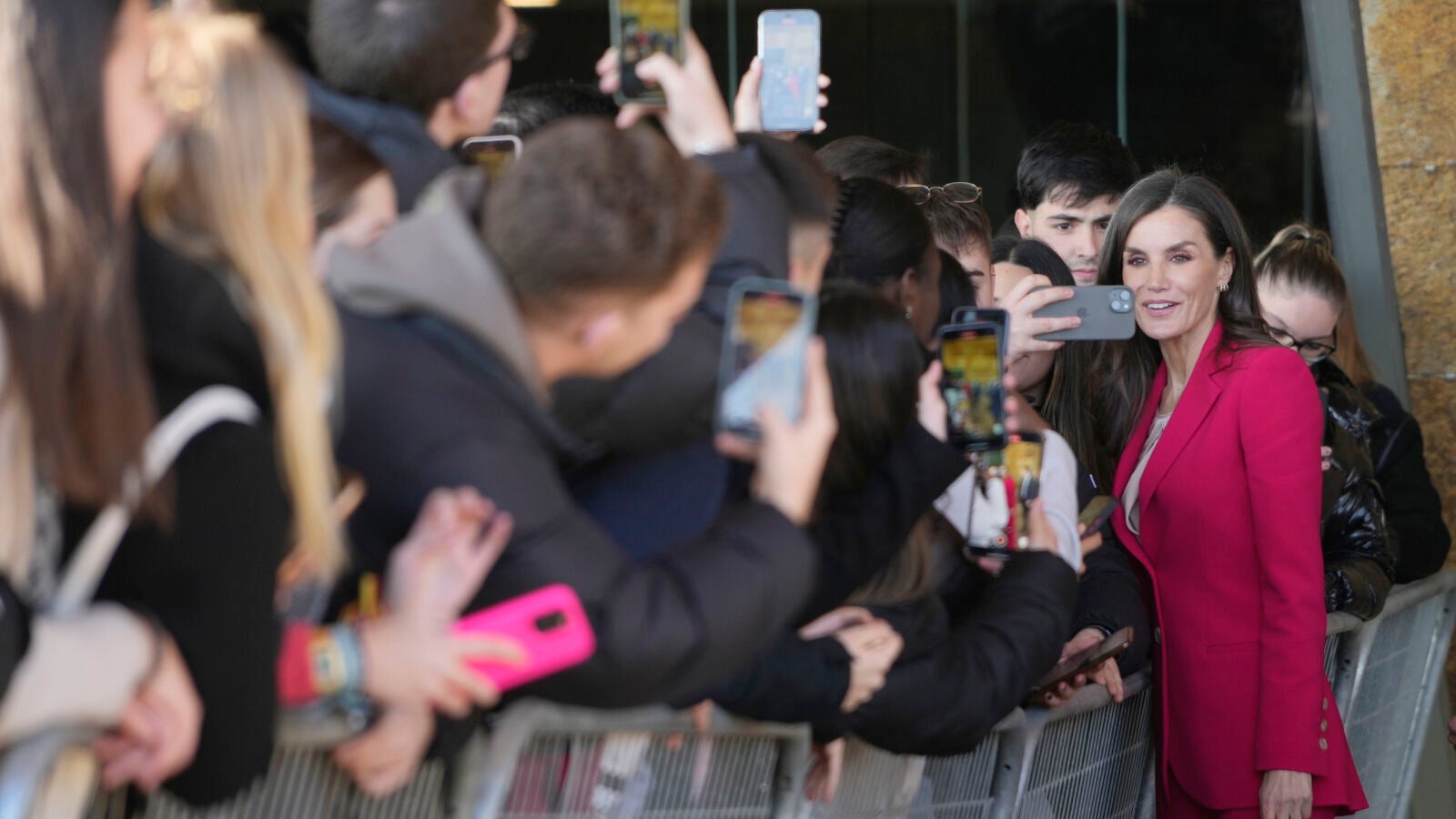 La reina Letizia muestra su lado más cercano y natural haciéndose selfies con los jóvenes: hasta ella misma coge el móvil