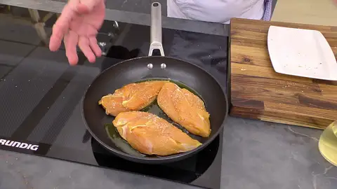 Salpimienta las pechugas de pollo, introdúcelas en la sartén y séllalas por los 2 lados Salpimienta las pechugas de pollo, introdúcelas en la sartén y séllalas por los 2 lados