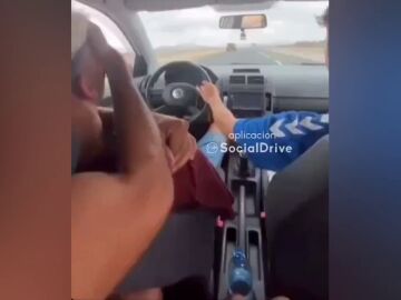 Conduce con los ojos tapados por una carretera de Fuerteventura con dos amigos más en el vehículo