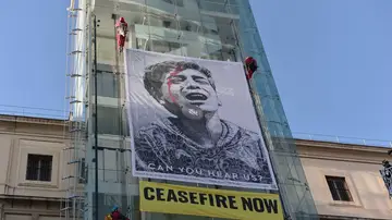 Pancarta de Greenpeace en el Reina Sofía