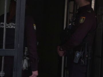 Policía en la puerta de la vivienda del cura