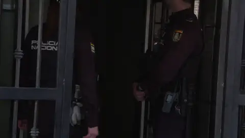 Policía en la puerta de la vivienda del cura Policía en la puerta de la vivienda del cura