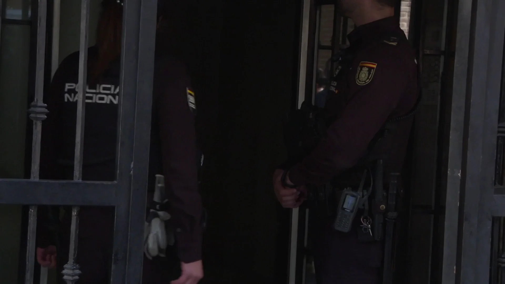 Policía en la puerta de la vivienda del cura Policía en la puerta de la vivienda del cura
