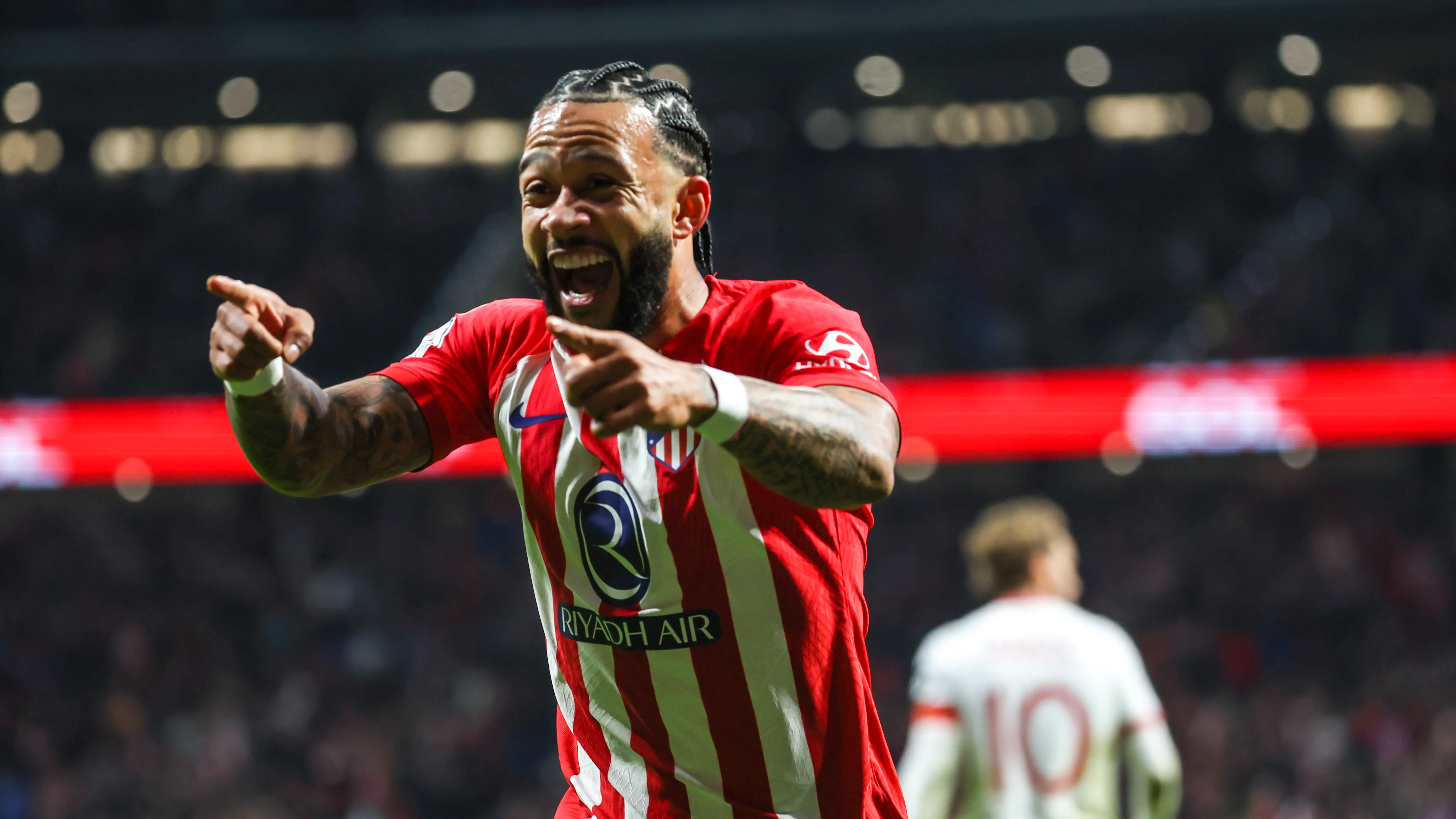 Depay celebra su gol ante el Sevilla