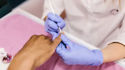 Retirada de cutícula en una manicura Retirada de cutícula en una manicura