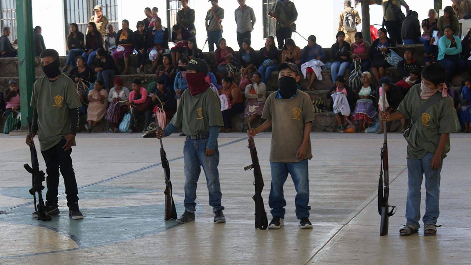 Un colegio reparte armas entre los niños para defenderse del crimen organizado
